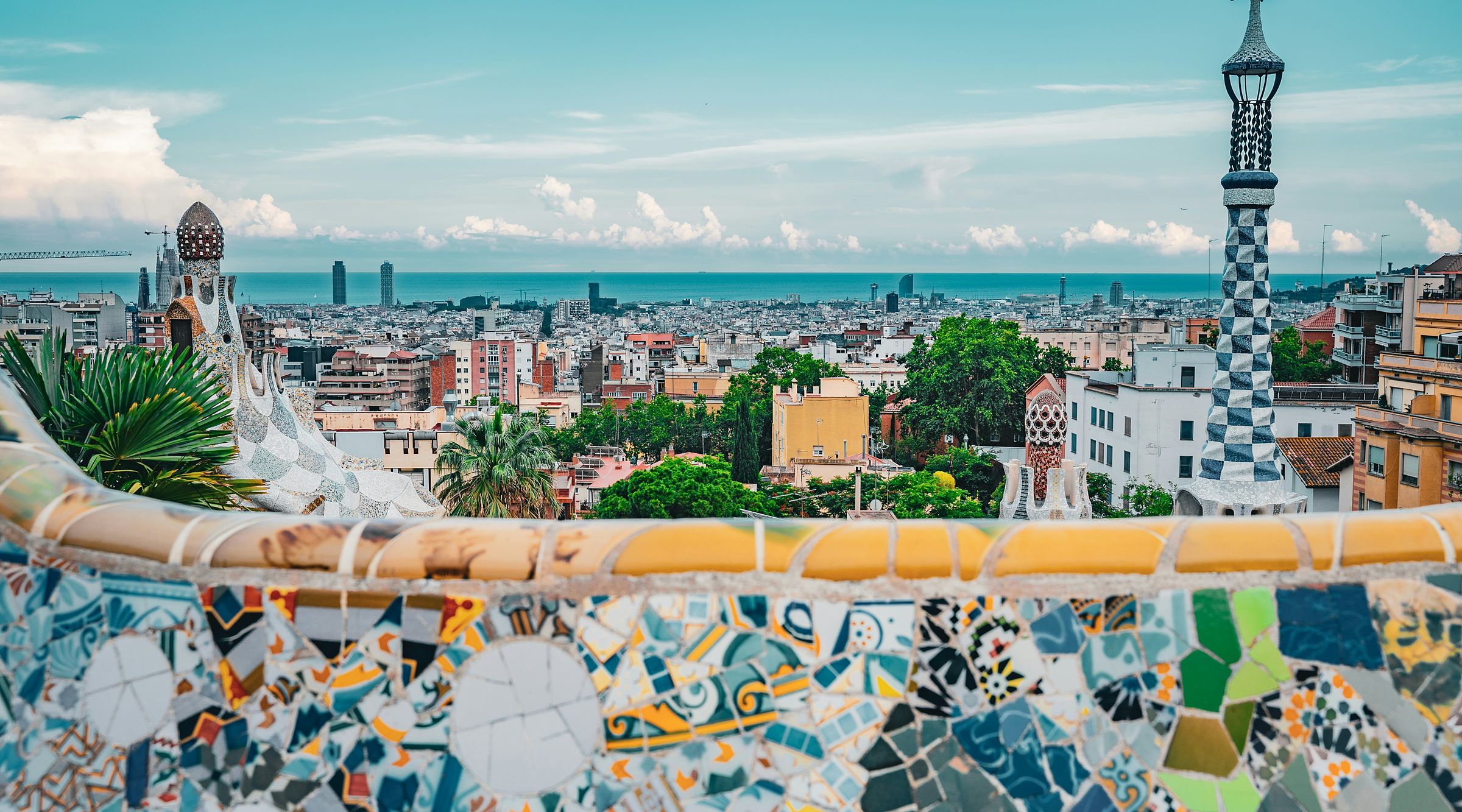 Vistas de Barcelona y el mar desde el banco de trencadís del Park Güell