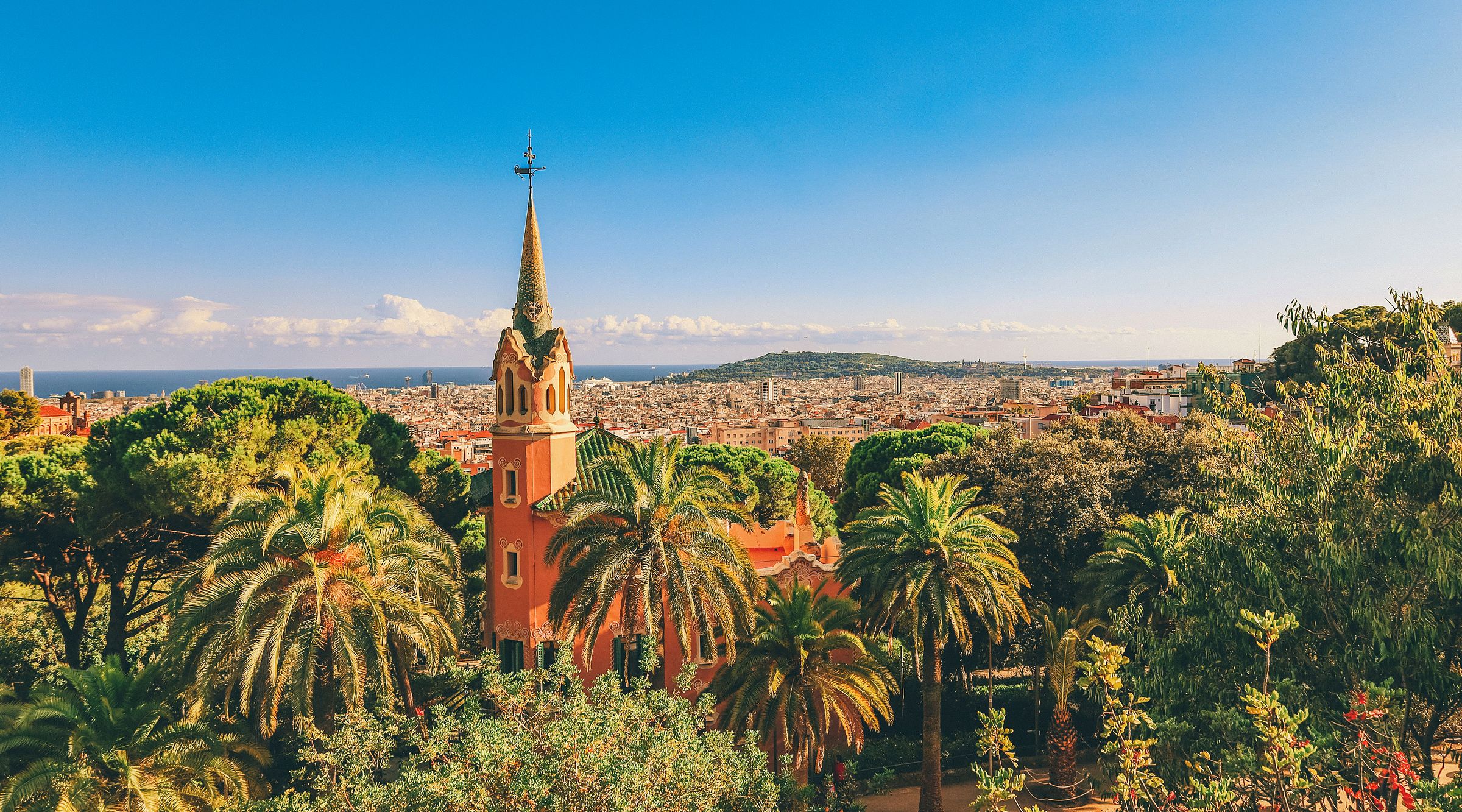 Casa Gaudí en el Park Güell con Barcelona y el mar al fondo
