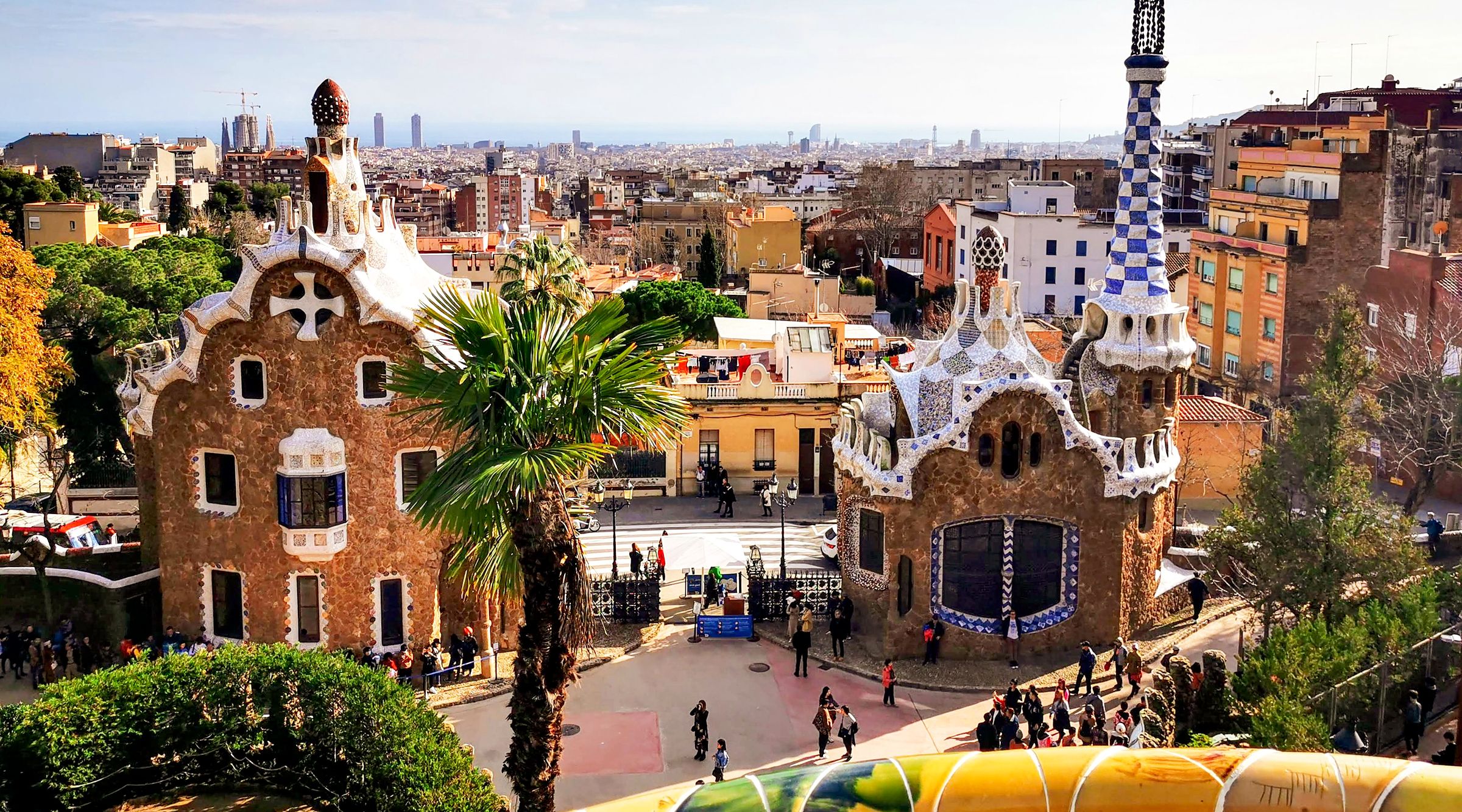Pabellones de la entrada del Park Güell con vistas a Barcelona